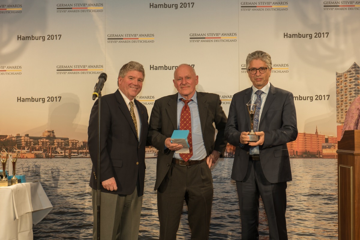 Preisverleihung in Hamburg:  Michael Gallagher, Gründer und Präsident der Stevie Awards, Hermann Martin und Saeid Fasihi.